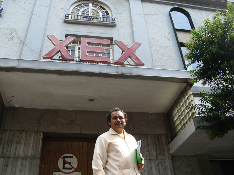 Felipe Garca frente a la estacin XEX 28 de Julio de 2010.