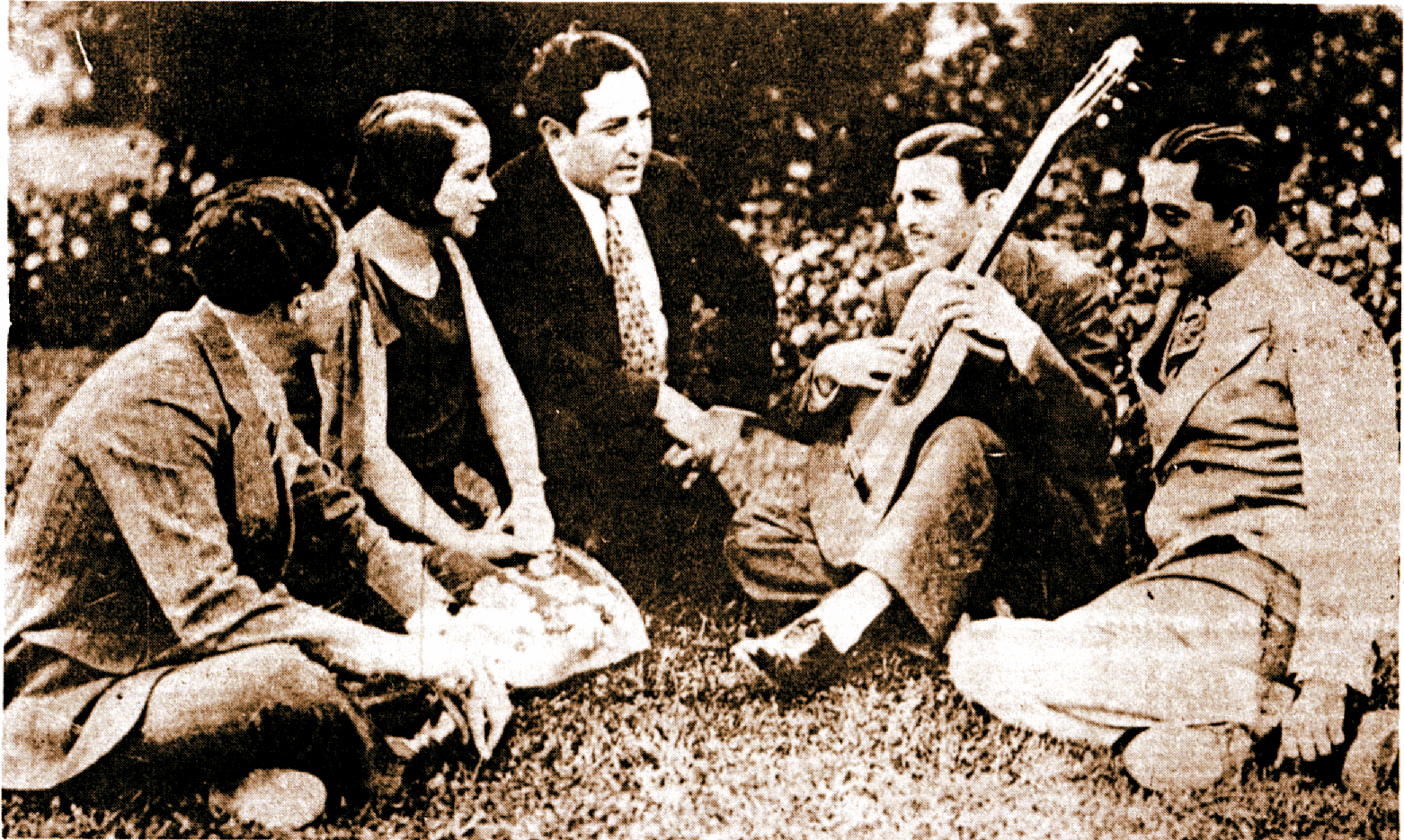 Guty Crdenas en el Parque Espaa con los poetas Ricardo Lpez Mndez y Carlos Duarte Moreno (y una pareja desconocida).