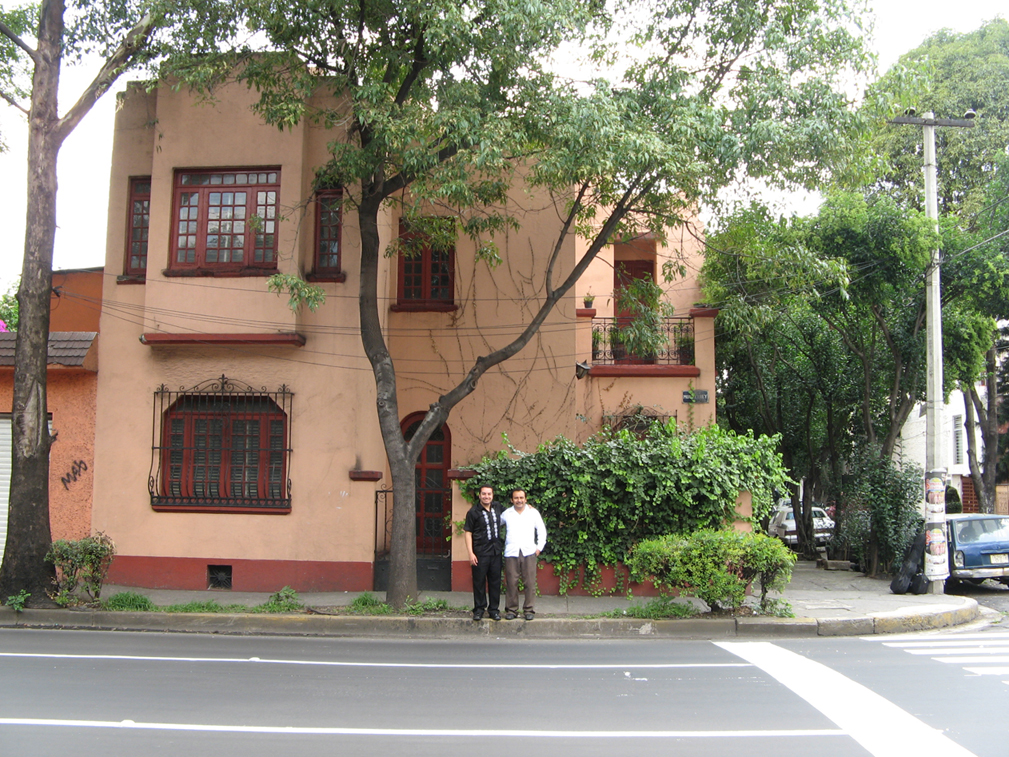 Felipe Garca y Zarco Gmez frente a la casa de Guty Crdenas en la Cd de Mxico 27-Julio-2010.